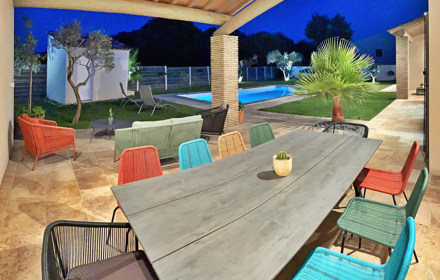 Schönes 2km-Center Apt: AC, Aussicht, Parkplatz, Pool & Internet in Uchaux, Vaucluse