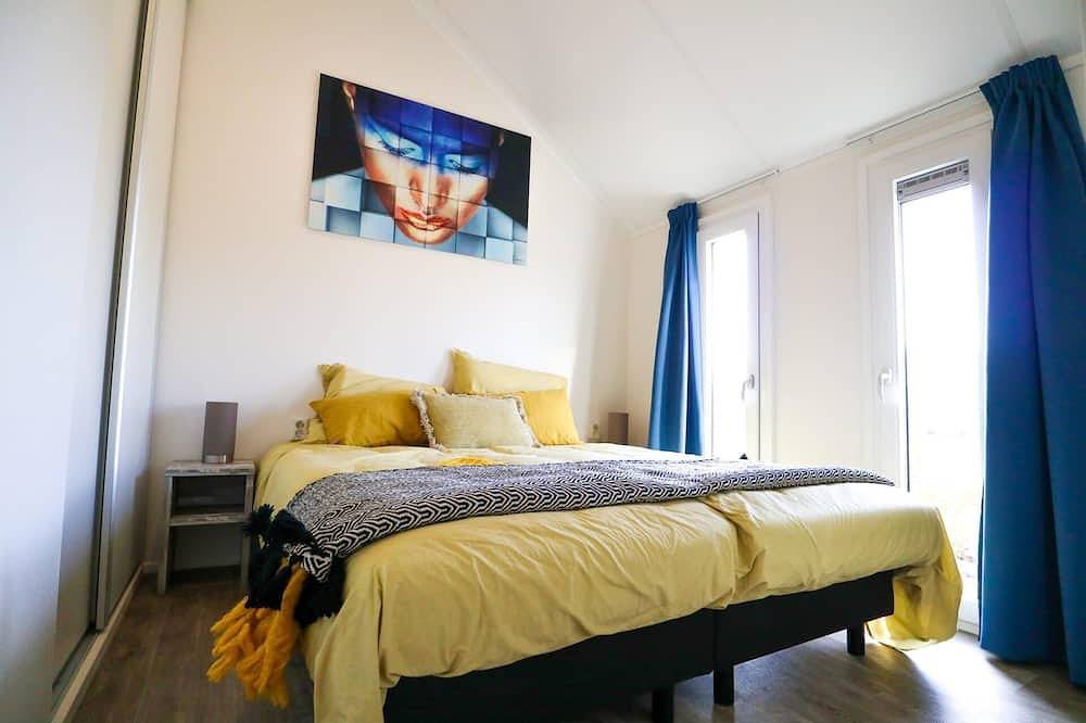 Chalet with 2 bedrooms and a terrace in IJssel