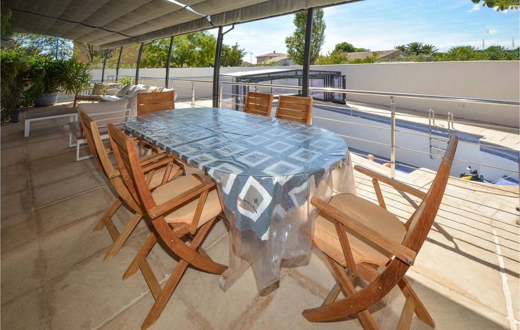 Location de vacances pour 10 personnes, avec piscine ainsi que jardin et terrasse à Saint-Gilles - 4