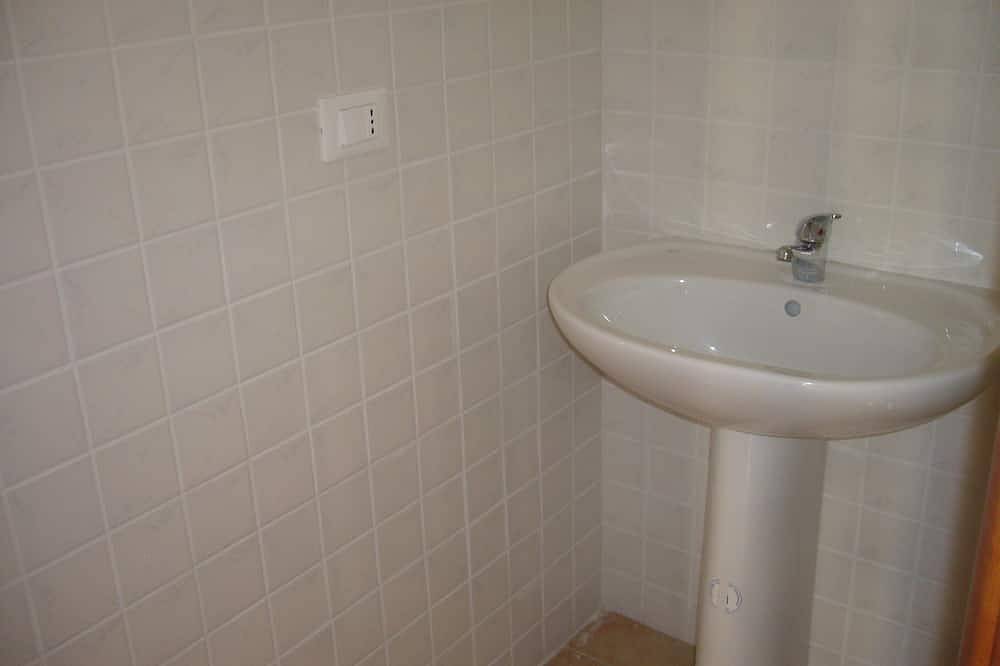 Apartment in einem privaten Komplex mit Pool- und Bergblick in Isca sullo Ionio, Catanzaro Provinz