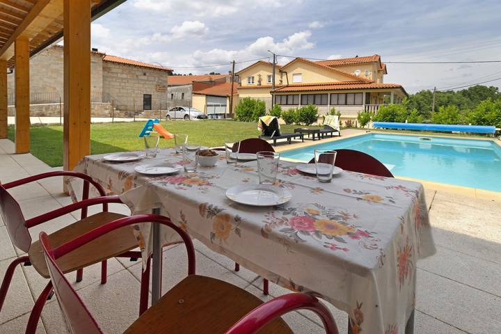 Ganze Wohnung, Ferienzimmer "Quarto Duplo Terreio" mit Bergblick, Wlan und Klimaanlage in Valpaços, Vila Real Distrikt
