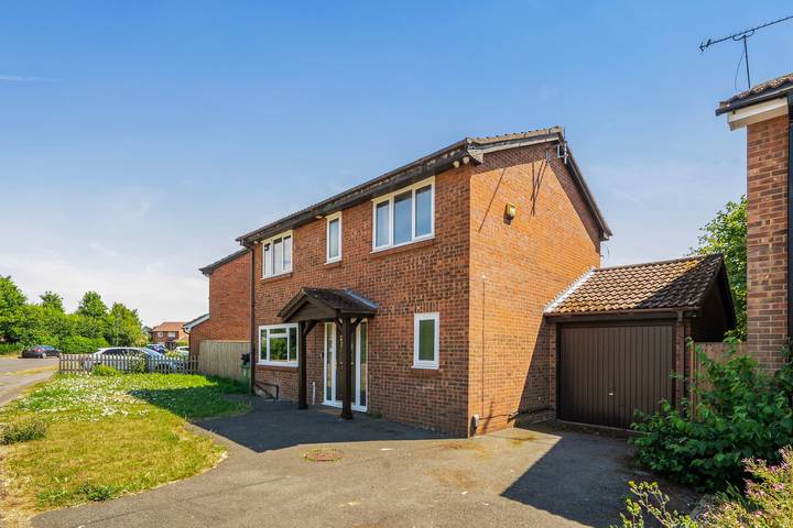 Aylesbury - Sleeps 6 - Parking - Central Location in Aylesbury, Chiltern Hills