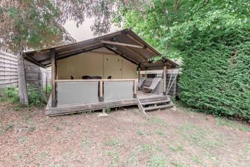 Tente pour 5 personnes, avec bassin pour enfant et piscine dans le Var