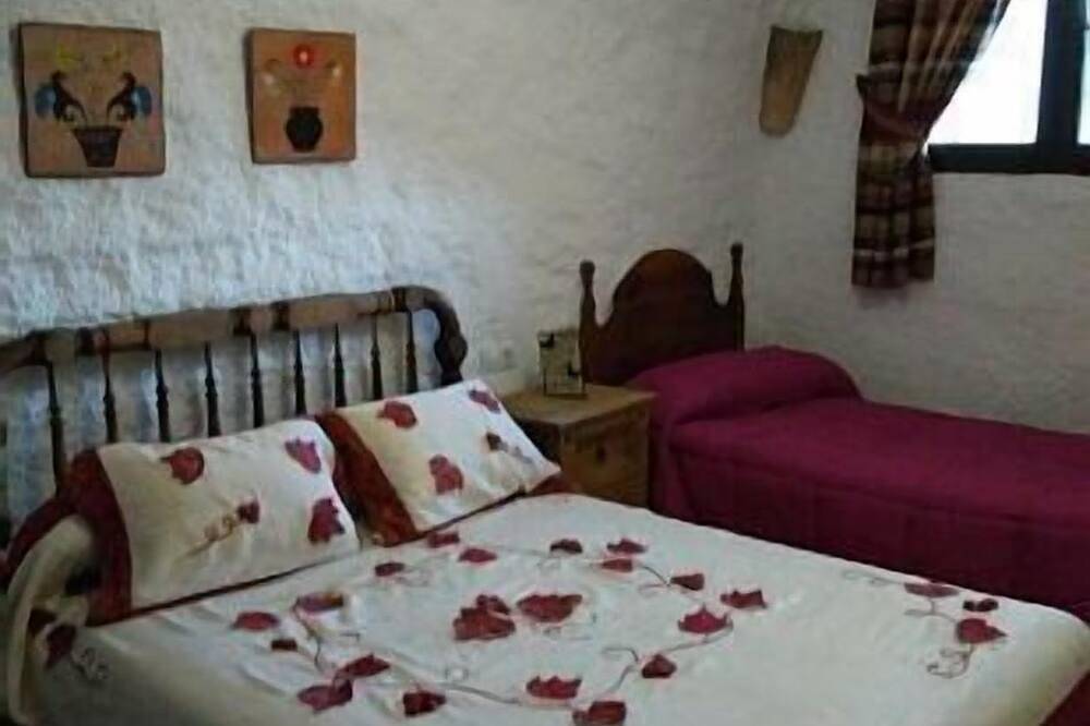 Grotte El Monteron, appartement Casa Loli, avec une capacité de 5 personnes in Cúllar, Géoparc de Grenade