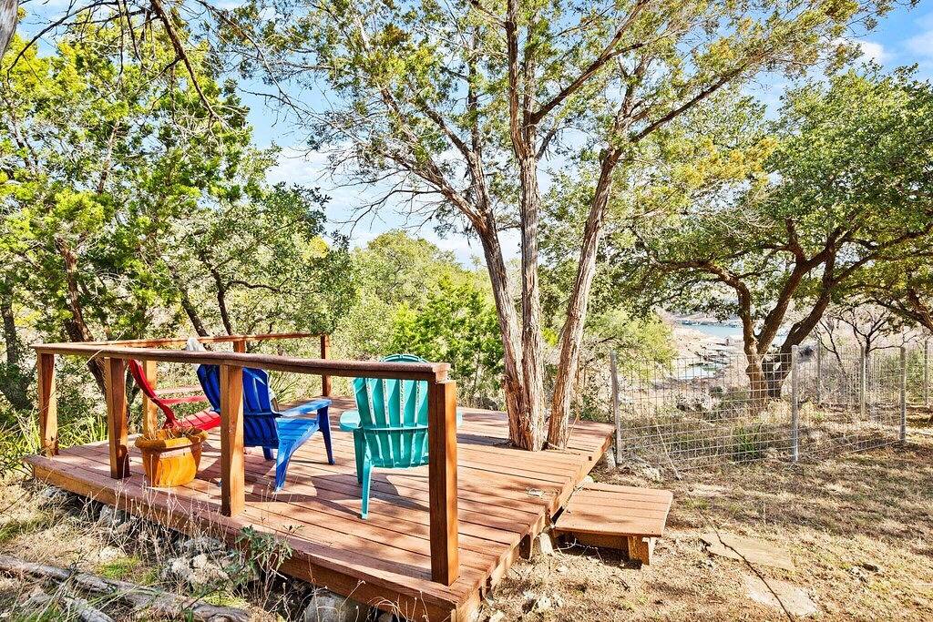 Stylish themed cabin w/hot tub, gym, sauna, and cold plunge in Lake Travis
