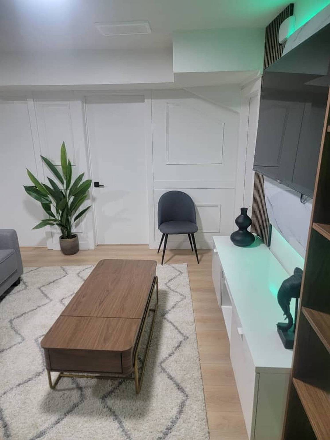 Ganze Wohnung, Shiloh und Still Serene 2-Bett-Keller in Edmonton, Alberta