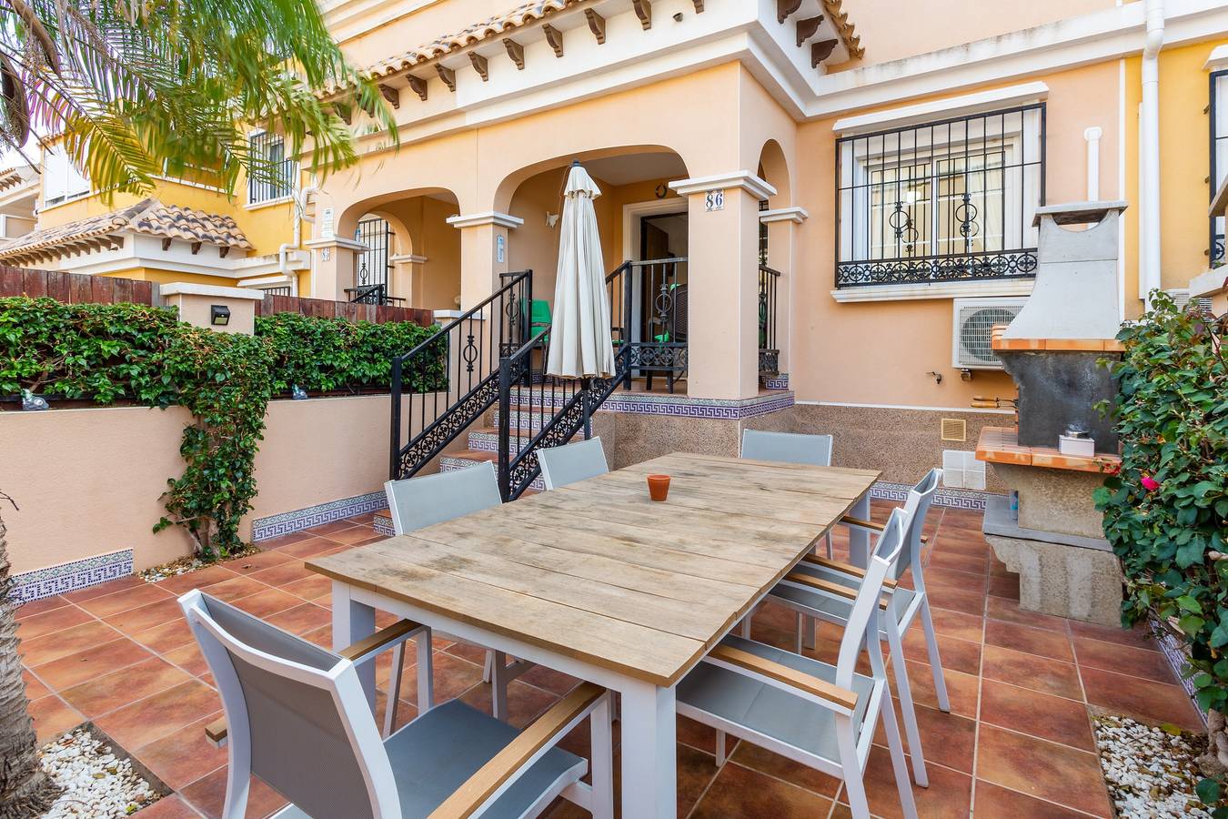 Vakantiehuis 'Mooie 3 Bed Villa in Torrevieja' met zeezicht, zwembad & Wi-Fi in Las Calas, Torrevieja