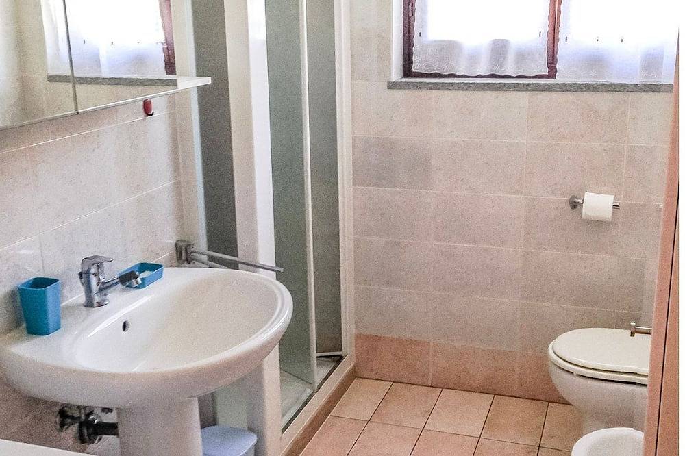 Entire apartment, 3-room apartment with dream lake view in a residence with pool and sunbathing lawn in Agra, Lago Maggiore (Lombardy)