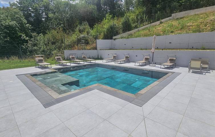 Reizende 156 m² große Wohnung mit Pool und Terrasse in Sinj, 1,5 km vom Stadtzentrum entfernt in Sinj, Dalmatinisches Zagora