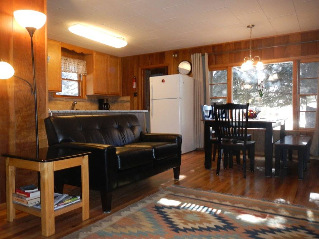 Blockhaus mit modernen Annehmlichkeiten, zu Fuß in die Stadt. in Buena Vista, Chaffee County