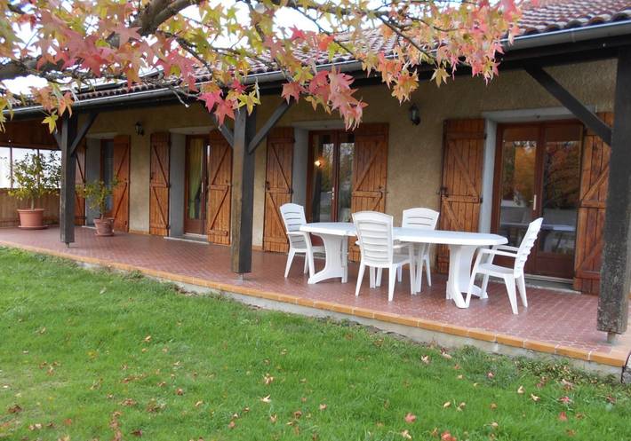 Gîte pour 6 personnes, avec jardin ainsi que terrasse et piscine à Landorthe