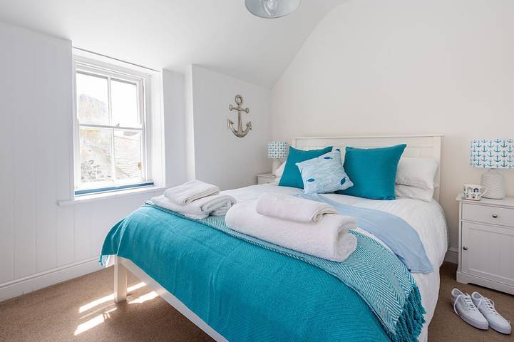Plane Sailing sleeps 4 in 2 bedrooms and is in the heart of St Ives, very close to beaches has an allocated parking space in St. Ives, Cornwall