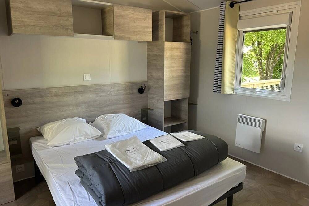 Zecamping 4 étoiles piscine couverte jacuzzi sauna mobil-home Tv Bbq in Apremont, Vallée de la Loire
