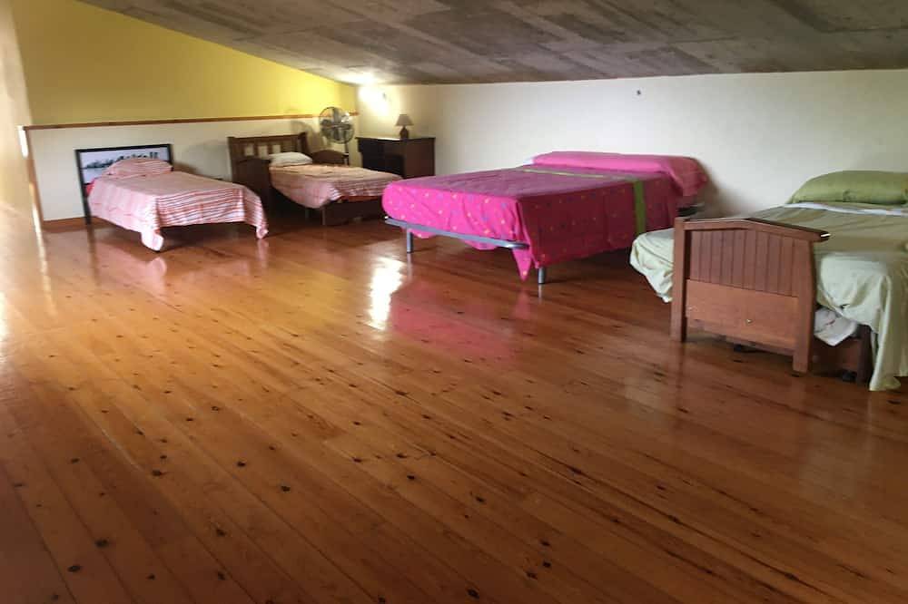 Villa with pool, parking and wifi next to Roc de Sant Gaieta with sea views. in Roda de Berà, Costa Dorada