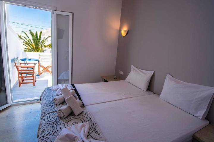 Gîte pour 2 personnes, avec jardin ainsi que terrasse et vue à Perissa - 4