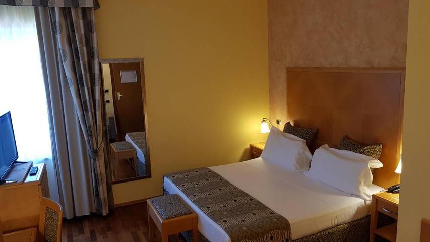 Hôtel pour 5 personnes, avec piscine et vue ainsi que jardin et vue sur le lac, animaux acceptés dans Pergusa - 3