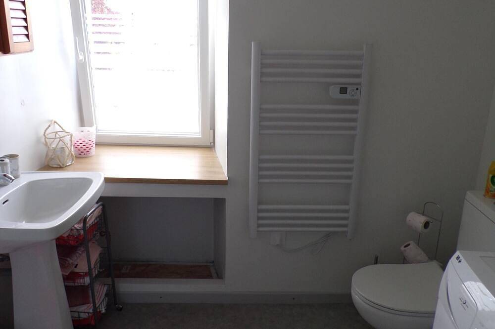 Entire apartment, Quiet studio with sea view in Binic, Côte de Goëlo