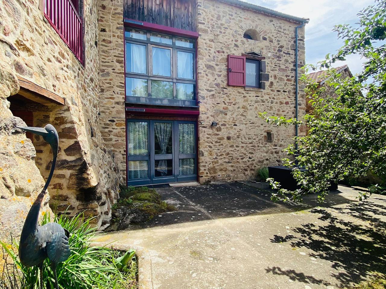 Gîte 4 étoiles au cœur de l’Auvergne avec terrasse, jardin clos et équipements pour enfants in Saint-Beauzire, Haute-Loire