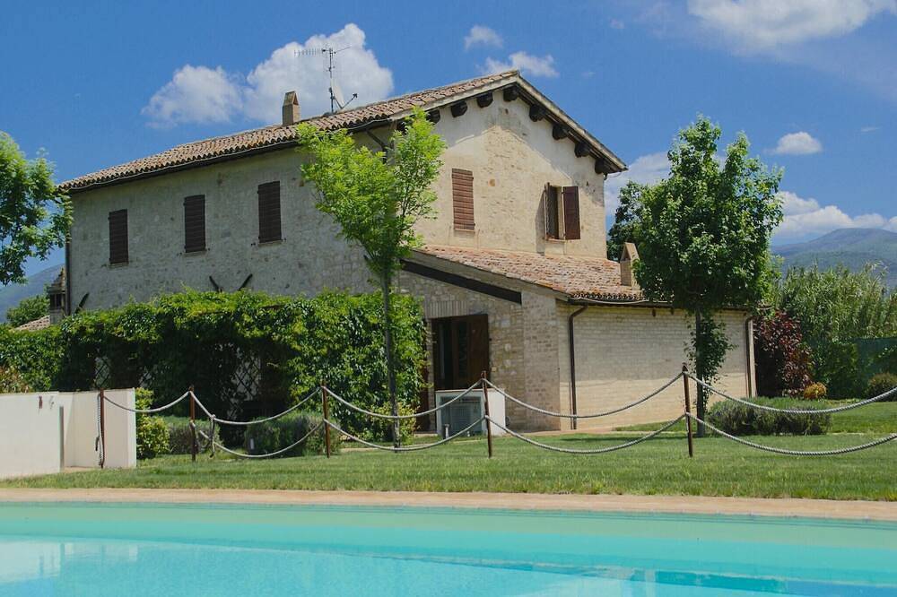 Casa en Foligno con piscina y barbacoa in Foligno, Provincia de Perugia