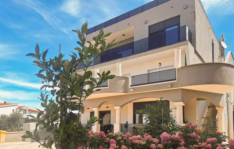 Reizende 1-Zimmer-Wohnung mit Pool, Terrasse und 400 m zum Strand in Brodarica, Šibenik-Knin