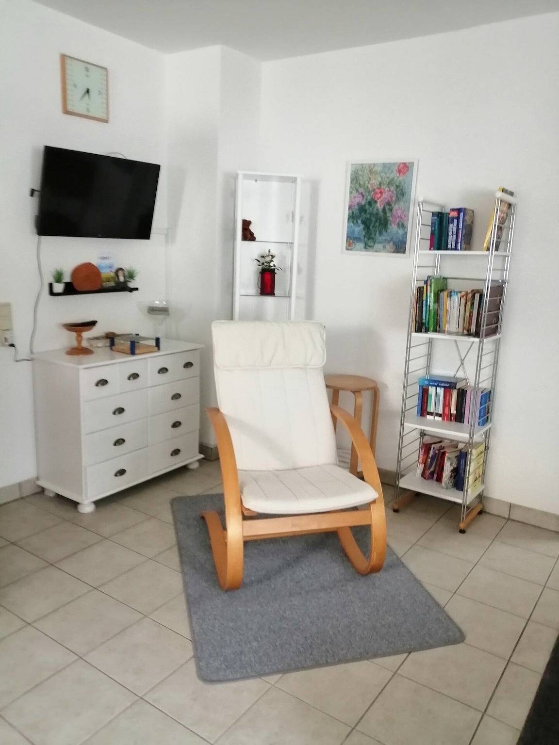 Ganze Ferienwohnung, 76 qm Whg im Eg Haus-Wohlfühloase vor der Haustür in Gladenbach, Naturpark Lahn-Dill-Bergland