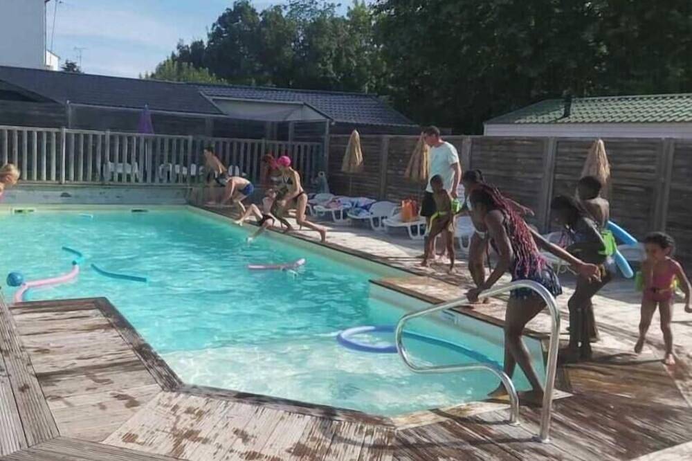 Zecamping 3* piscine chauffée toboggans locatif 12m2 2 pers in Surgères, Rochefort und Umgebung