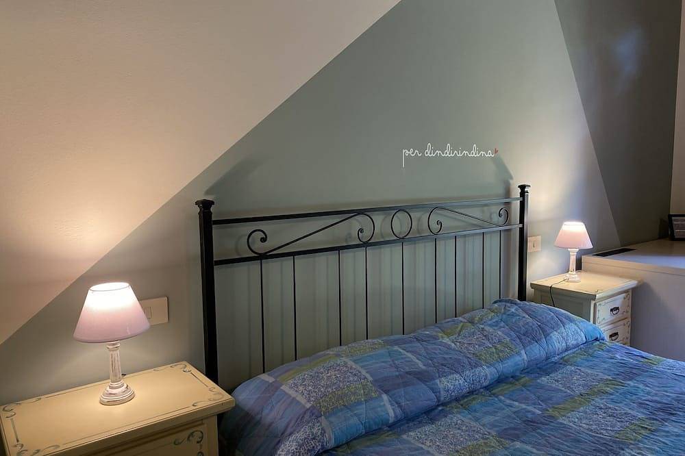 Entire apartment, Private bedroom with Wi-fi and swimming pool in Paciano, Perugia Province