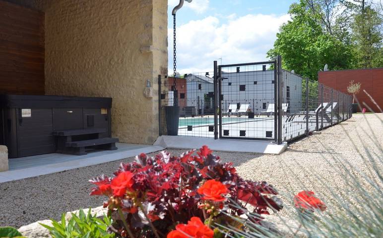 Gîte pour 4 personnes, avec terrasse et jardin ainsi que piscine et jacuzzi à Montamisé - 2