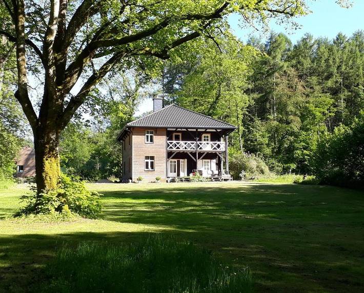 Location de vacances pour 8 personnes, avec Balcon et Terrasse ainsi que Jardin et Vue à Chiny