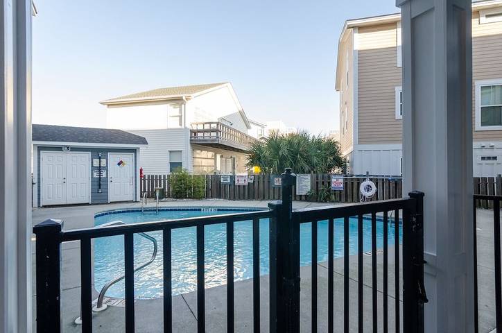 Vacation rental for 12 people, with balcony/terrace and pool, with pets in Kure Beach