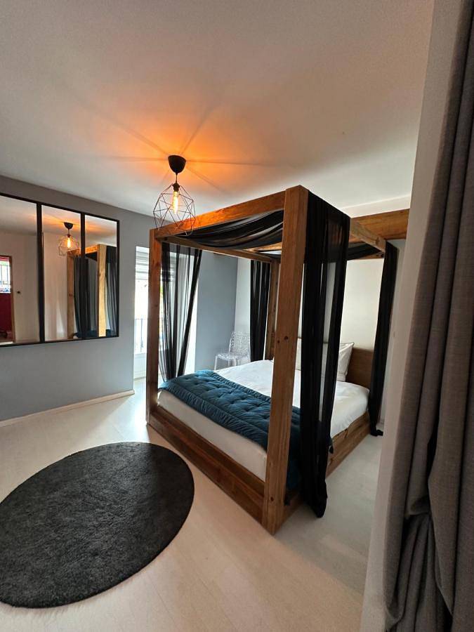 Location de vacances pour 3 personnes, avec piscine et sauna ainsi que vue et jardin à Oyré - 4