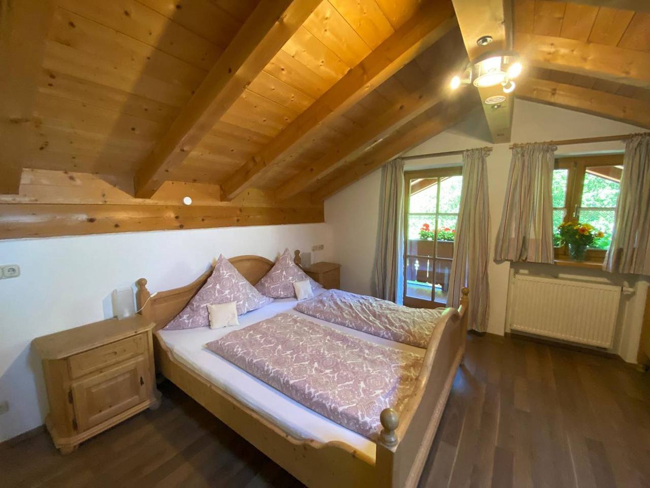 Ganze Ferienwohnung, Haus Hager - Ferienwohnung im Dachgeschoss mit Südbalkon in Weissbach an der Alpenstrasse, Schneizlreuth