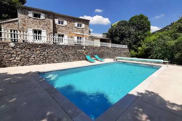 Gîte pour 6 personnes, avec jardin à Banne