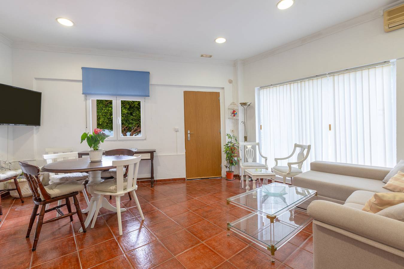Entire apartment, Apartment 'Vivienda en Calle la Luna' with Wi-Fi and Air Conditioning in La Carihuela, Torremolinos