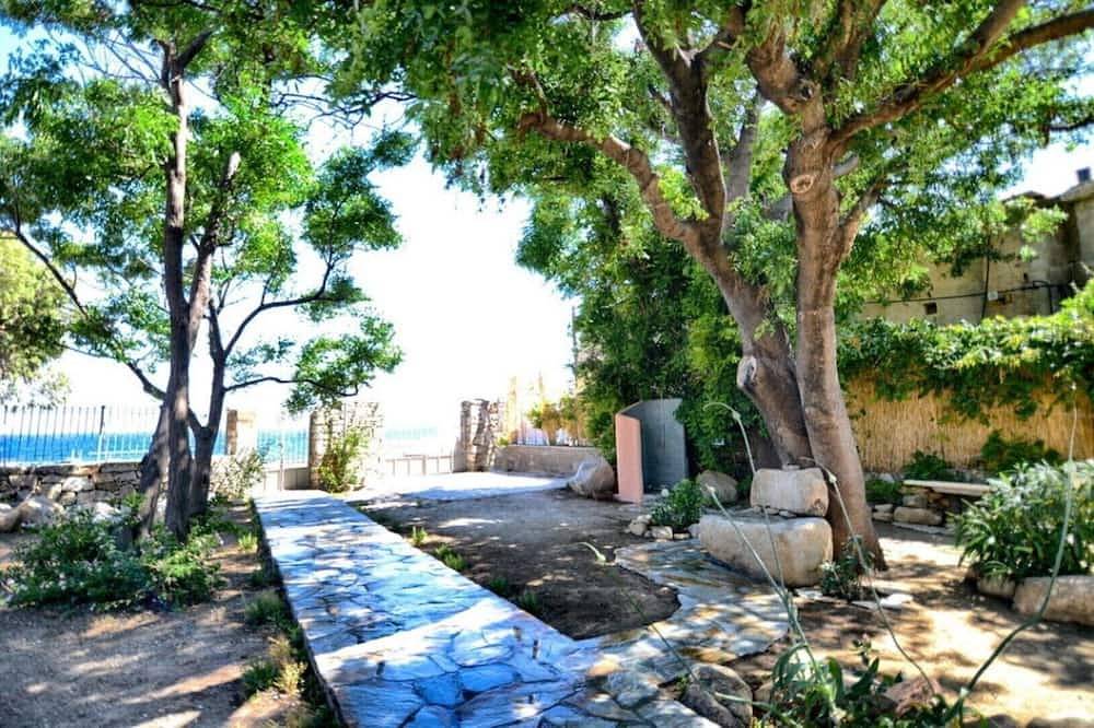 Ganze Wohnung, Abgeschiedener moderner, einzigartiger Granitplatz im Garten am Wasser, zu Fuß in die Stadt, zum Strand! in Ikaria