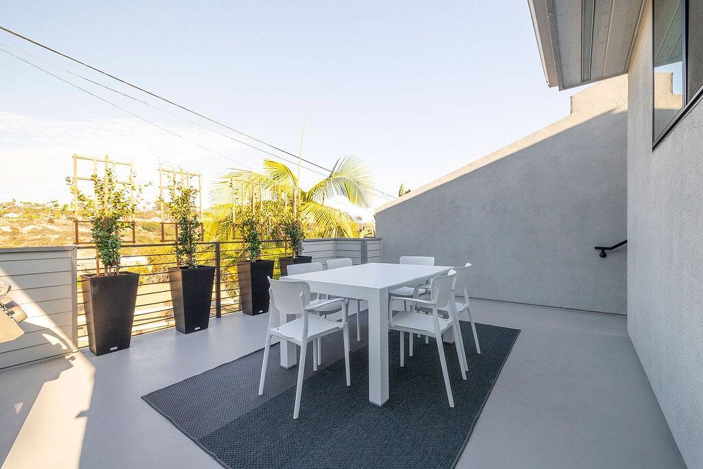 Walk to the Beach/Rooftop Deck with Views/7 beds- 2 Kings/ A/C in Encinitas, San Diego County
