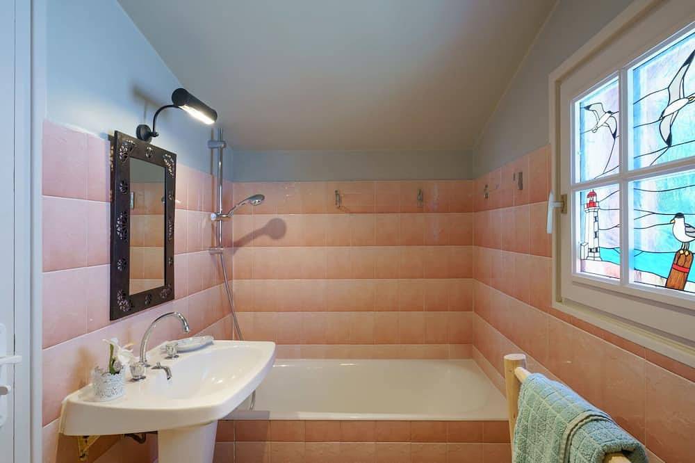 Wonderful private villa for 2 people with Tv, terrace and parking in Pouldreuzic, Côte de Cornouaille