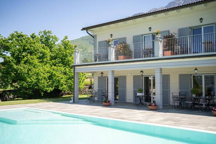 Pension voor 3 personen, with Balkon and Terras as well as Tuin and Zwembad in Colico