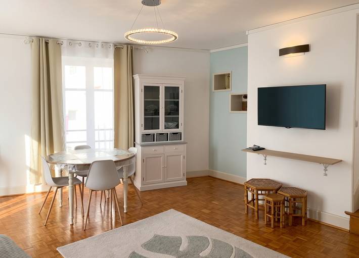 Apartamento entero, Apartamento cómodo con aparcamiento gratuito en Néris-les-Bains in Néris-les-Bains, Región de Montluçon