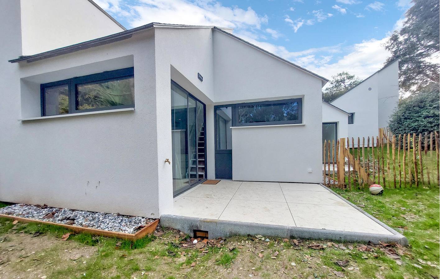 Cozy Apartment with Garden near Plage de Saint-Georges in Meschers-sur-Gironde, Saintes region