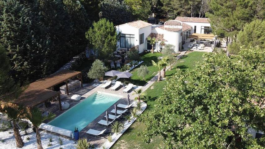 Gîte pour 2 personnes, avec Terrasse et Jacuzzi ainsi que Jardin et Piscine