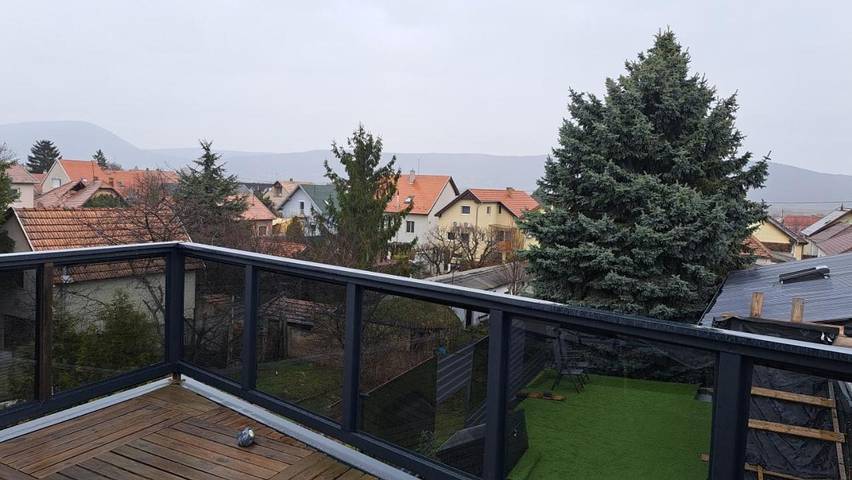 Gîte pour 4 personnes, avec vue et jardin dans Pilisvorosvar