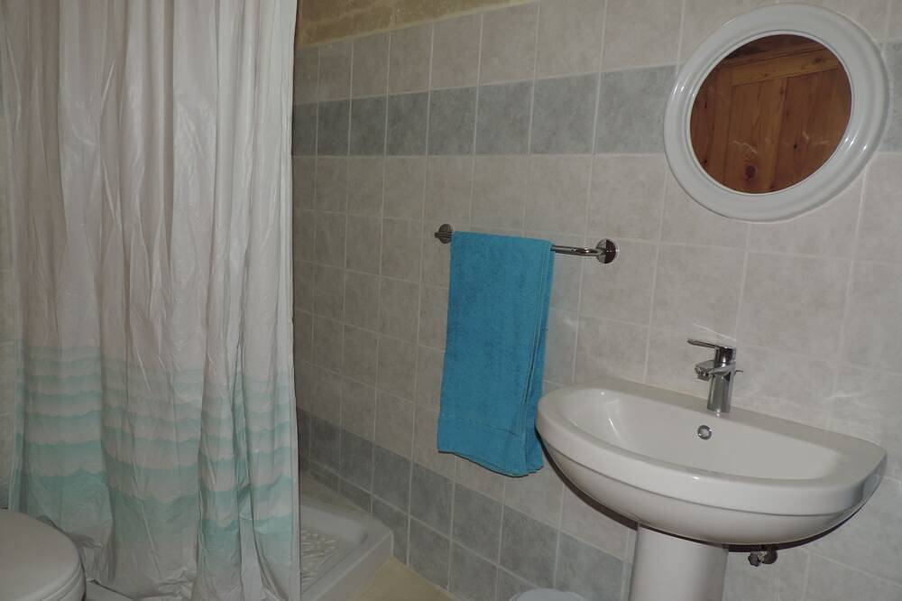 Double room with private ensuite bathroom and use of swimming pool in Gharb, Gozo