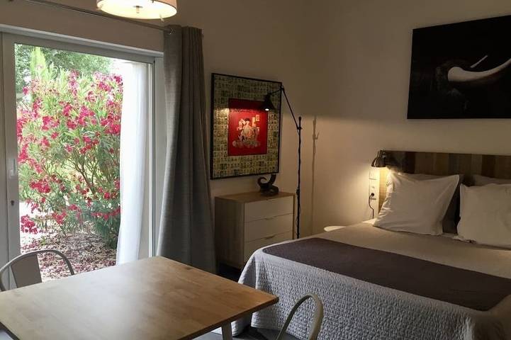Appartement entier, Gite Alpilles dans Mas provençal avec piscine in Velleron, Vaucluse