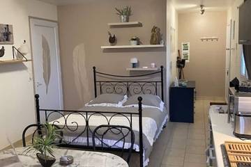 Gîte pour 2 personnes, avec terrasse ainsi que jacuzzi et jardin à Ardentes