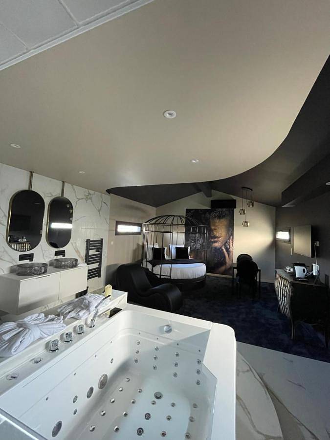 Gîte pour 2 personnes, avec jardin ainsi que sauna et jacuzzi à Vernet - 3