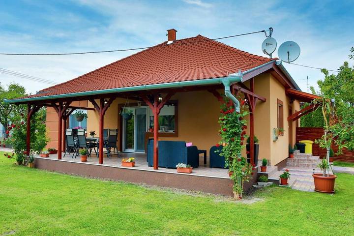 Ferienhaus für 6 Personen, mit Terrasse und Garten sowie Pool