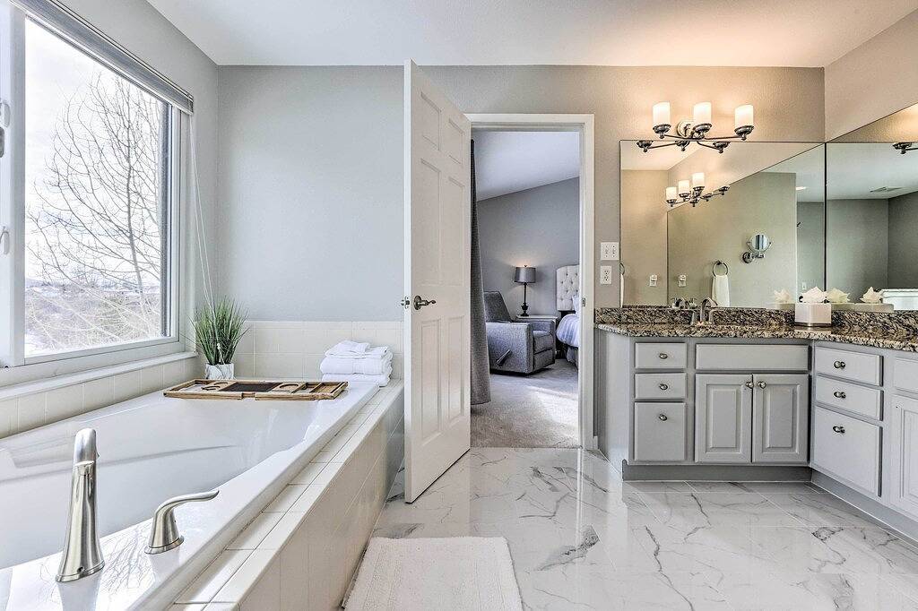 Stunning Mtn Views & Hot Tub: Silverthorne Retreat in Silverthorne, Arapaho and Roosevelt National Forests