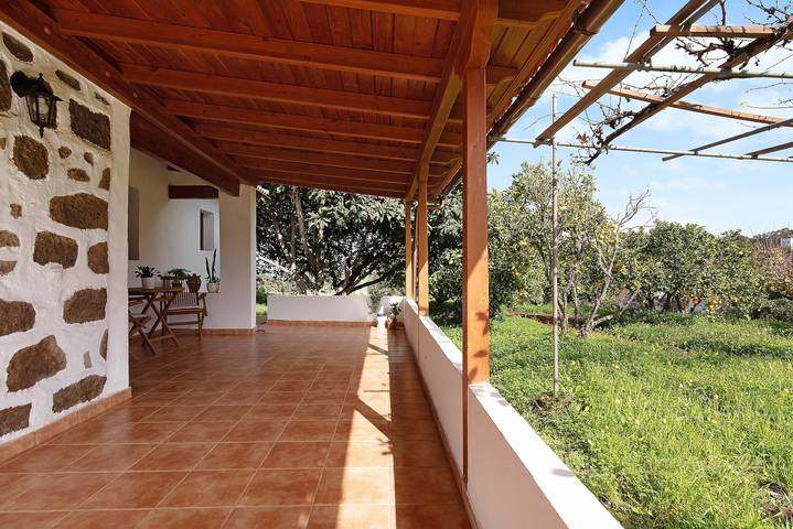 Apartamento entero, Apartamento de vacaciones 'La Casita De La Abuela Paula' con vistas al mar, terraza privada y Wi-Fi in Zumacal, Valleseco