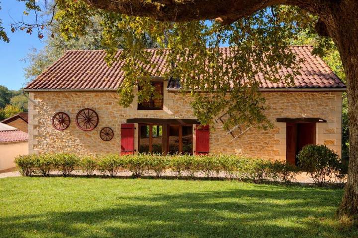Location de vacances pour 12 personnes, avec vue sur le lac et vue ainsi que piscine et jardin, adapté aux familles à La Chapelle-Aubareil